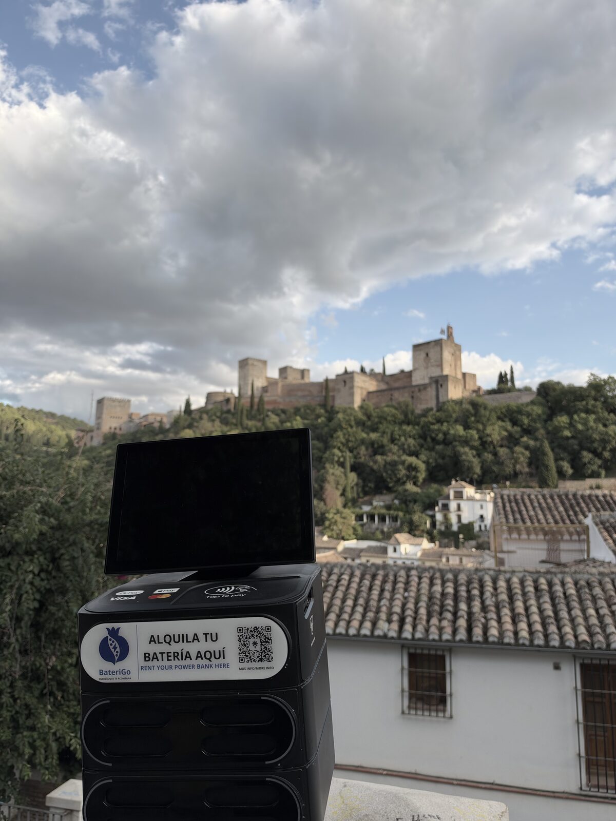 Estación BateriGo con la Alhambra de fondo