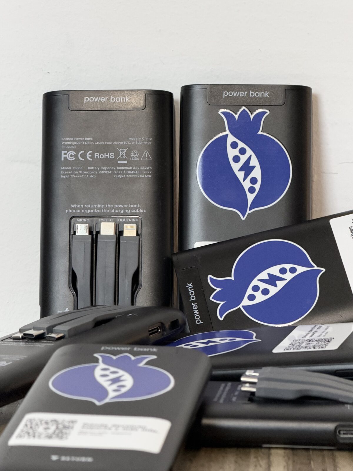 Primer plano de baterías BateriGo con cables Lightning, USB-C y Micro-USB